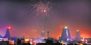 केरल हाई कोर्ट ने त्रिशूर के कविलक्कड़ श्री दुर्गादेवी मंदिर में आज रात 9 बजे आतिशबाजी की अनुमति दी